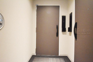 【その他共用部分】 | 皆様をお迎えする、お部屋の玄関ドア。開けやすさや開放角度、ドアノブの操作しやすさや鍵の形状などを、現地で一度ご確認ください。～即日のご見学可能～　お問合せはお気軽にどうぞ。
