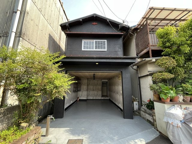 西板持町ガレージハウスの外観