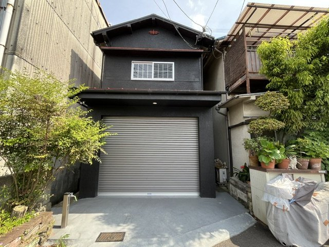 西板持町ガレージハウスの外観
