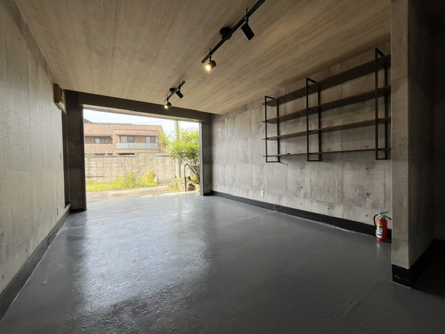 西板持町ガレージハウスの駐車場