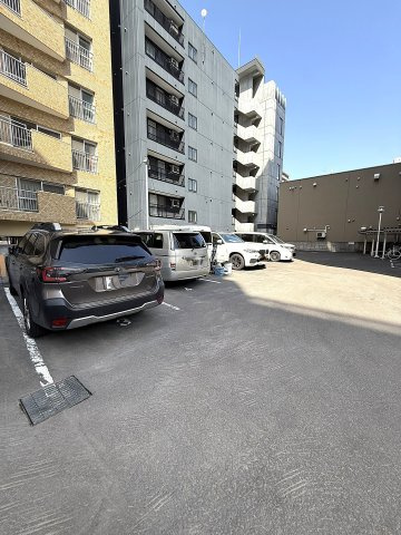 リラハイツ円山公園の駐車場