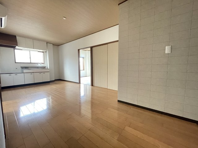 ロイヤルハイツの居間・リビング