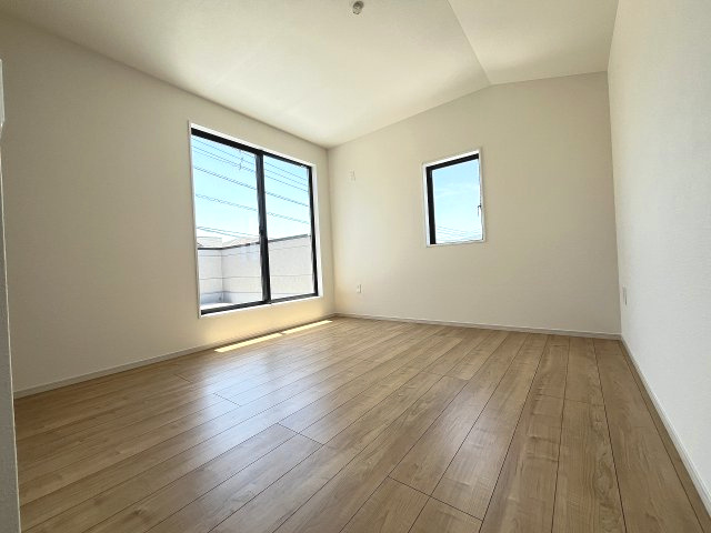 【寝室】 | 春日市紅葉ヶ丘東6丁目1期　1号棟（全1棟）【仲介手数料無料・0円】 | 現地写真。2階主寝室です。