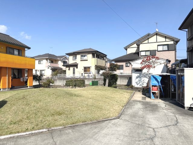 山川町中古戸建の外観|建物の南面には広い庭が