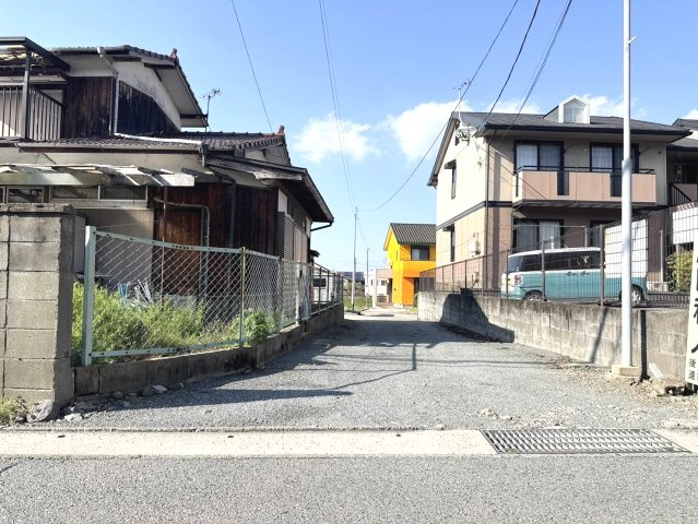 山川町中古戸建の前面道路含む現地写真|前面道路と約4m接道しています