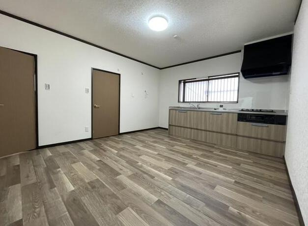 ひたちなか市中根　中古戸建のキッチン|広々とした作業スペースなので休日はお子様と一緒に並んでご飯を作るのも楽しそうですね♪