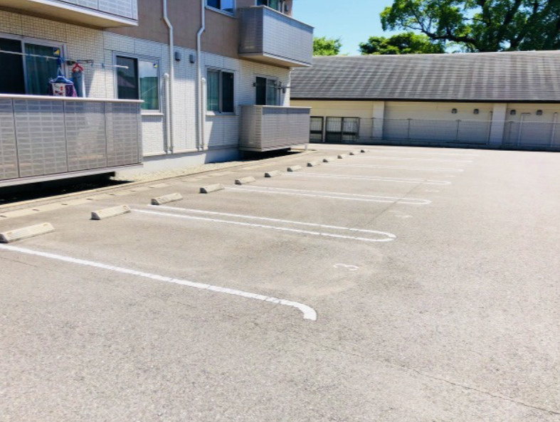イオス　B棟 の駐車場
