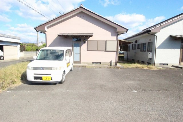 安田貸家の駐車場|車をお持ちの方に嬉しい駐車場付きの物件です
