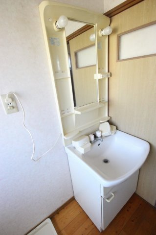 安田貸家の洗面所|ゆったりとスペースのある洗面所