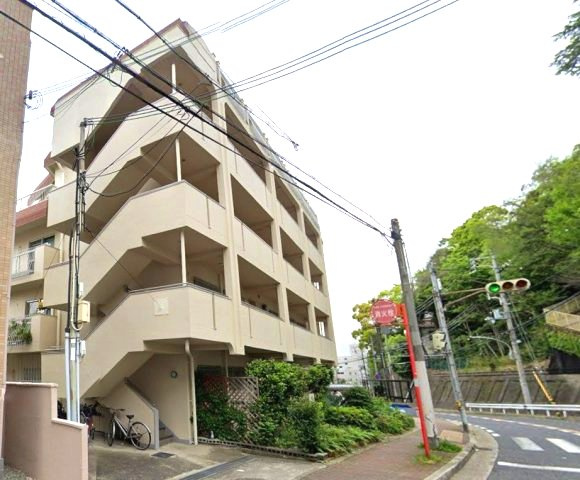 ユートピア諏訪山の外観|通勤にも外出にもアクセス良好。家族でおでかけすることも増えそうですね。
