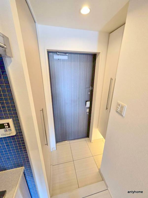 エスライズ北堀江スワン　仲介手数料無料の玄関