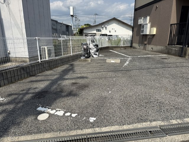 ウィステリアの駐車場