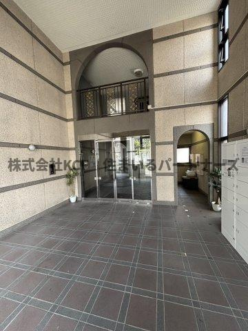 センチュリー中央のエントランス|建物の内部です