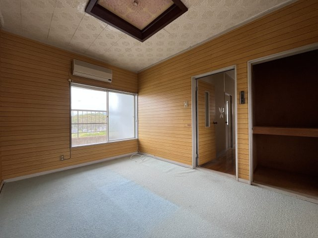 熊取町新野田2丁目　中古戸建の洋室|木目調の明るい洋室です。