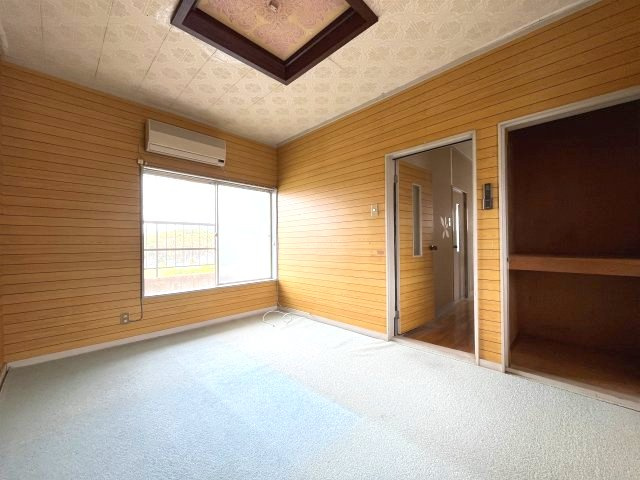 熊取町新野田2丁目　中古戸建の洋室|木目調の明るい洋室です。