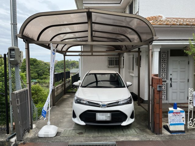 熊取町新野田2丁目　中古戸建の駐車場|車をお持ちの方に嬉しいカーポートつきの駐車場です。