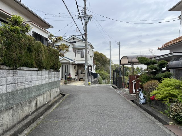 熊取町新野田2丁目　中古戸建の前面道路含む現地写真|前面道路含む現地写真です。