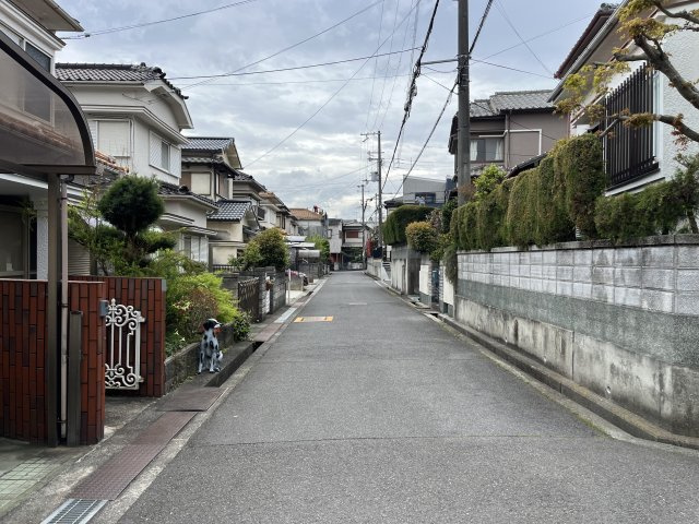 熊取町新野田2丁目　中古戸建の前面道路含む現地写真|前面道路含む現地写真です。
