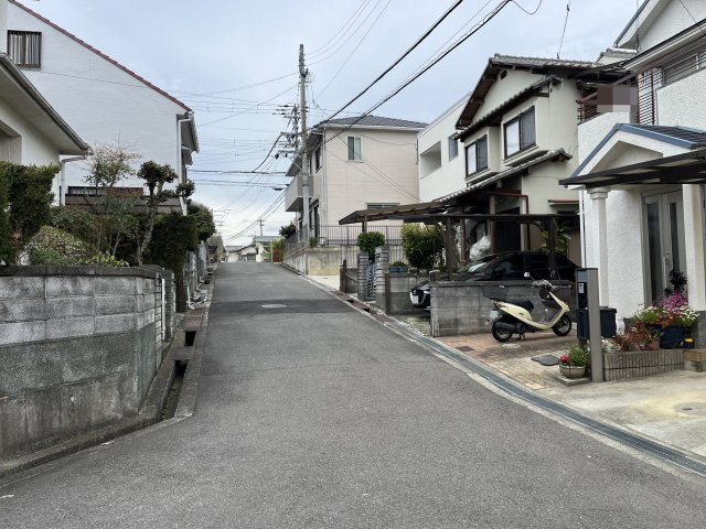 熊取町新野田2丁目　中古戸建の前面道路含む現地写真|前面道路含む現地写真です。