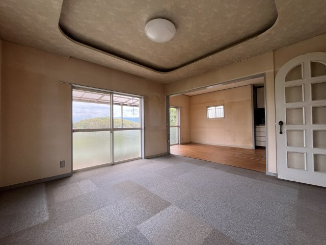熊取町新野田2丁目　中古戸建の居間・リビング|折り上げ天井のため空間が広く感じます。
ゆったり過ごせる居間です。