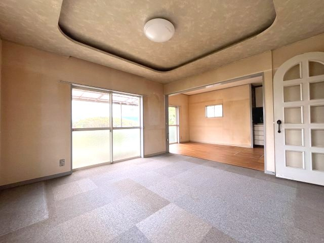 熊取町新野田2丁目　中古戸建の居間・リビング|折り上げ天井のため空間が広く感じます。
ゆったり過ごせる居間です。