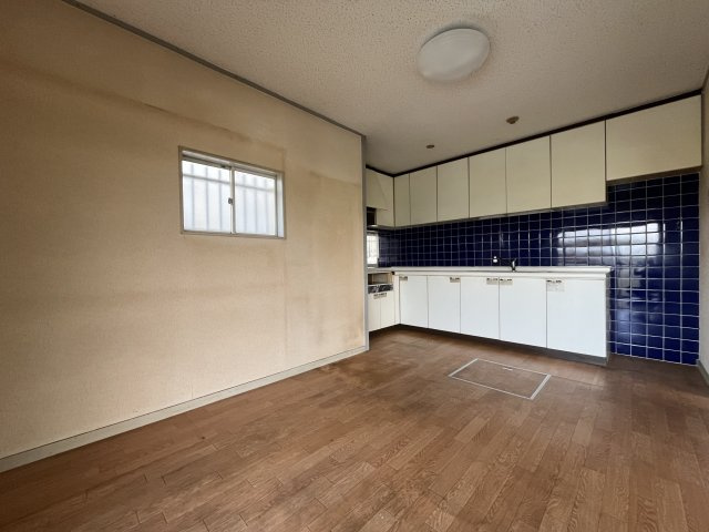 熊取町新野田2丁目　中古戸建の居間・リビング|木目調のフローリングで開放感のあるリビング。
通風・採光良好。