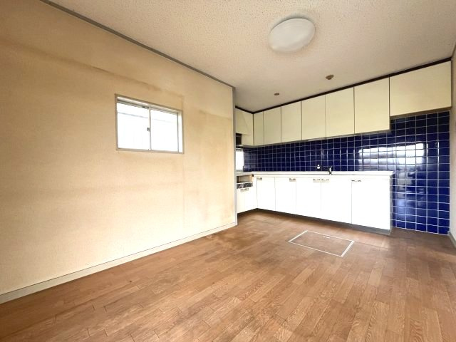 熊取町新野田2丁目　中古戸建の居間・リビング|木目調のフローリングで開放感のあるリビング。
通風・採光良好。