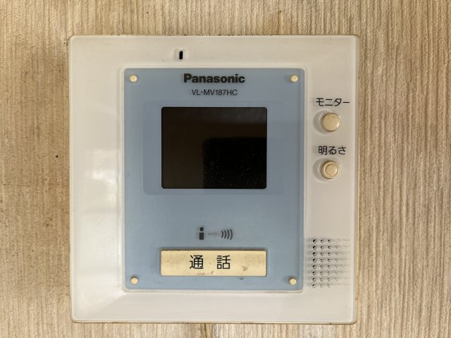 熊取町新野田2丁目　中古戸建の防犯設備|来客者を確認出来るＴＶモニターつき。
普段の生活時やお子様が一人でお留守番する際にも安心ですね。