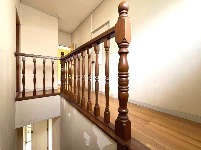 熊取町新野田2丁目　中古戸建の内装|アンティークな手すりでお部屋のアクセントに。