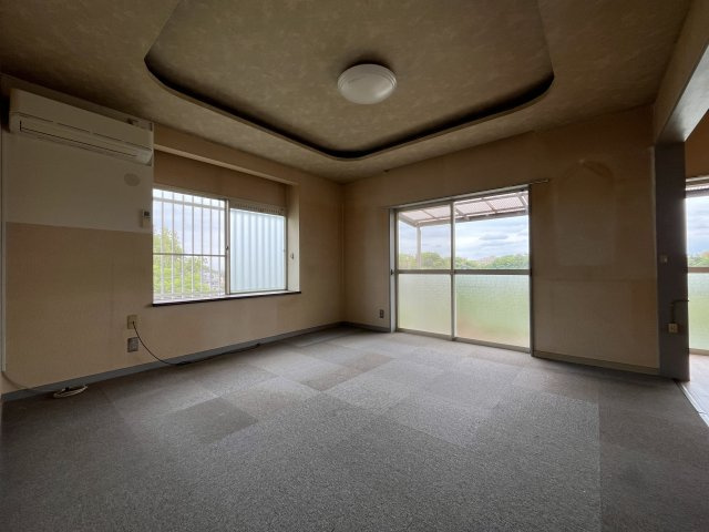 熊取町新野田2丁目　中古戸建の居間・リビング|ゆったり過ごせる居間です。