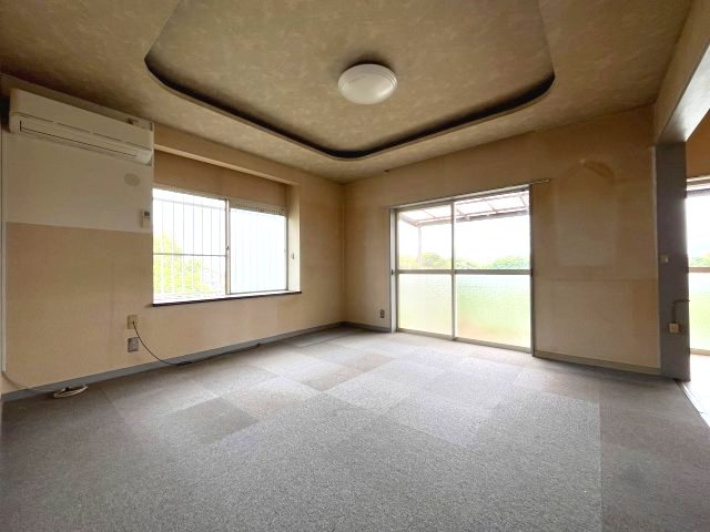 熊取町新野田2丁目　中古戸建の居間・リビング|ゆったり過ごせる居間です。