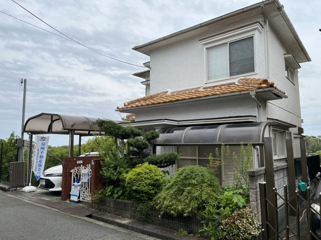 熊取町新野田2丁目　中古戸建の外観|角家のため通風・採光良好です。
駐車１台可（カーポートあり）。