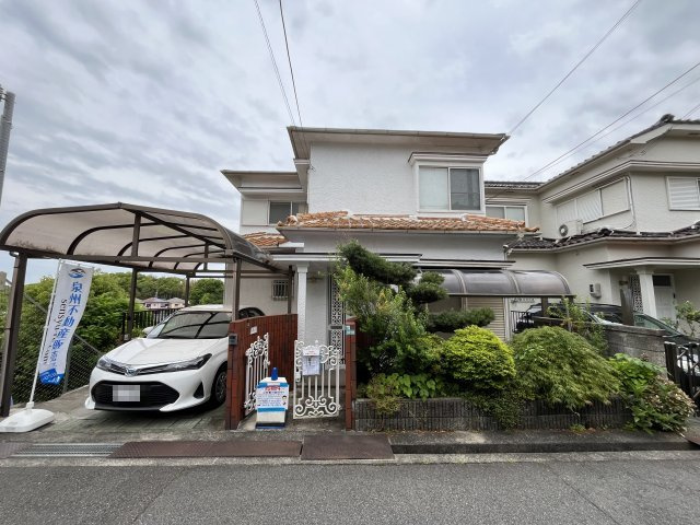 熊取町新野田2丁目　中古戸建の外観|角家のため通風・採光良好です。
駐車１台可（カーポートあり）。