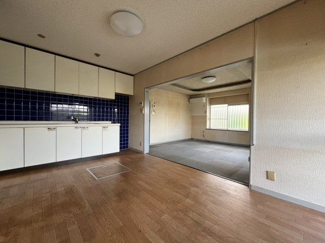 熊取町新野田2丁目　中古戸建の居間・リビング|木目調のフローリングで開放感のあるリビング。
通風・採光良好。