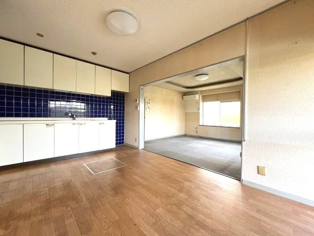 熊取町新野田2丁目　中古戸建の居間・リビング|木目調のフローリングで開放感のあるリビング。
通風・採光良好。