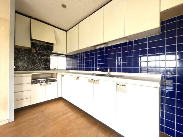 熊取町新野田2丁目　中古戸建のキッチン|広々としたL字キッチン。
会話が弾み家族の存在を近くに感じます。