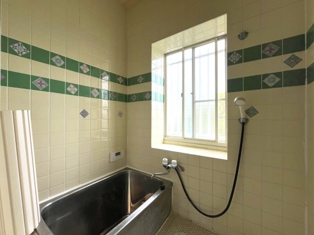 熊取町新野田2丁目　中古戸建の浴室|大きな窓があることで換気もラクラクです。