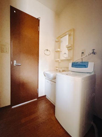 【中古戸建】安中市原市の独立洗面台|■洗面室｜大きな鏡で朝の身支度もラクラク♪毎日の忙しい準備が楽しくなる洗面所です(^^♪