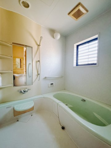 【中古戸建】安中市原市の浴室|■浴室｜デザイン性に優れた浴室♪1日の疲れを癒す、ゆったりとしたバスタイムをぜひお過ごしください(*＾＾*)大きな窓付きで嬉しい♪