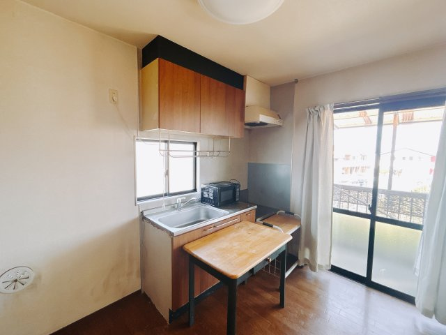 【中古戸建】安中市原市の居間・リビング|■キッチン｜落ち着きのある表情を見せるキッチン。太陽の光がたっぷり差し込むリビングは、自然とご家族が集まる居心地の良い空間です