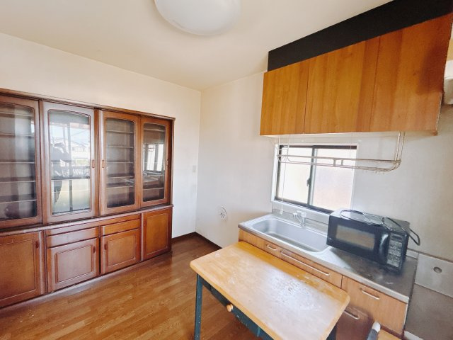 【中古戸建】安中市原市のキッチン|■キッチン｜ワークトップの幅が広く、お子様といっしょにお料理をつくったり、ちょっとしたパーティーも楽しめます。フラットなのでお掃除がしやすいのもポイントです♪