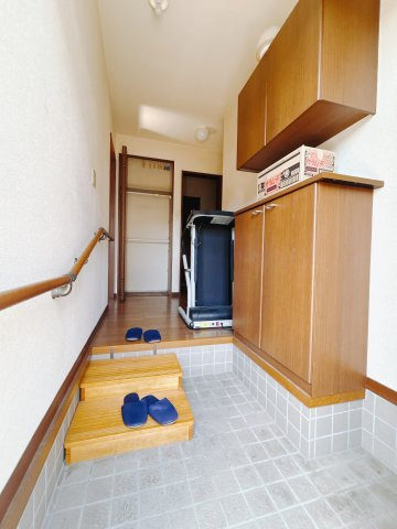 【中古戸建】安中市原市の玄関|■玄関｜毎日の「いってらっしゃい」や「お帰りなさい」を大切なご家族と過ごす玄関は〈使いやすさ〉を追求しております。玄関横の物入は急な来客時でもさっとお片付けできるスペースを確保しています。