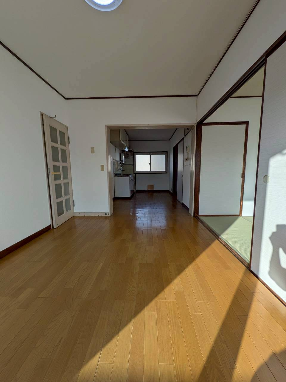 明舞8団地27号棟の居間・リビング|開放感の有る室内