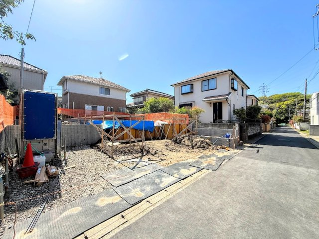 鎌倉市今泉台3丁目　新築戸建ての外観|◆ゆったりとした駐車スペースを確保いたしましたので、お車4台駐車できます。自転車やバイクなど、ゆとりのある敷地で置き場所に困ることはないでしょう。