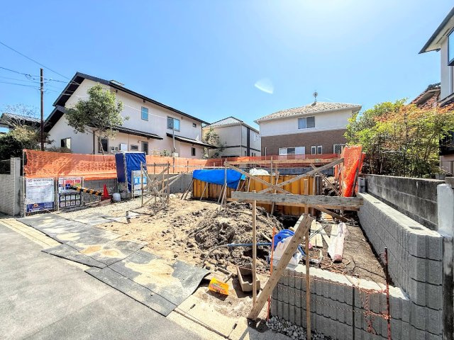 鎌倉市今泉台3丁目　新築戸建ての外観|◆堂々たる趣ながら、主張し過ぎずどこか余裕を感じさせるシャープなフォルムで佇む邸宅は、晴天の空と照らし合わせる事で、本来あるべき完成形の姿を見せてくれます。