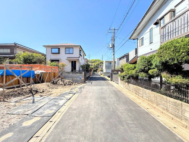 鎌倉市今泉台3丁目　新築戸建ての前面道路含む現地写真|◆前面道路も幅員があり車の運転も安心！前面道路は閑静な住宅地。車通りの少ない道路です。お子様にも安心です。
