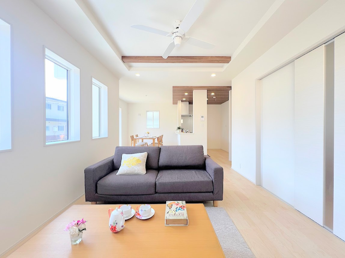鎌倉市今泉台3丁目　新築戸建ての居間・リビング|［モデルハウス］◆家族で食卓を囲むダイニングスペースと、ソファでゆったりくつろぐリビングスペースがしっかり区切られているので家具の配置や用途を使いわけしやすいです。(家具はイメージです)