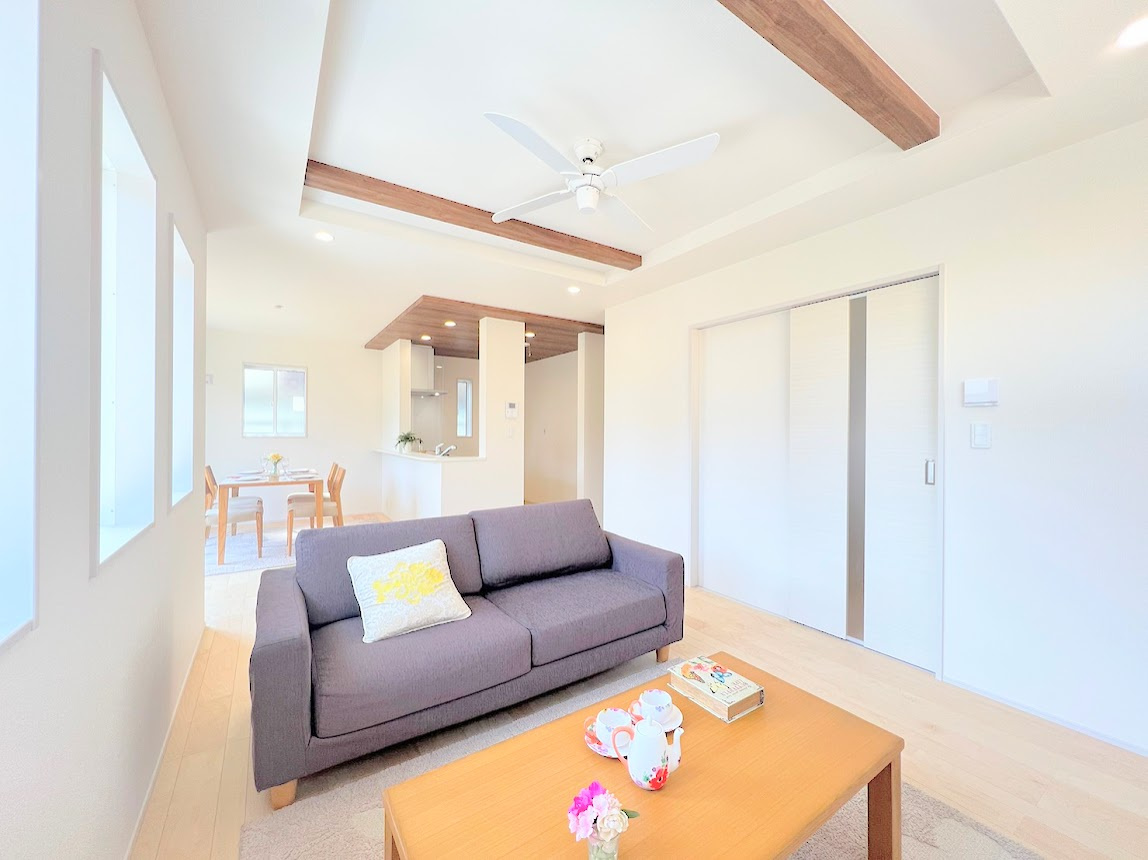 鎌倉市今泉台3丁目　新築戸建ての居間・リビング|［モデルハウス］◆一家だんらんのスペースとなるＬＤＫ。窓から明るい光が差し込み、思わず家族の会話も弾む快適な空間。(家具はイメージです)