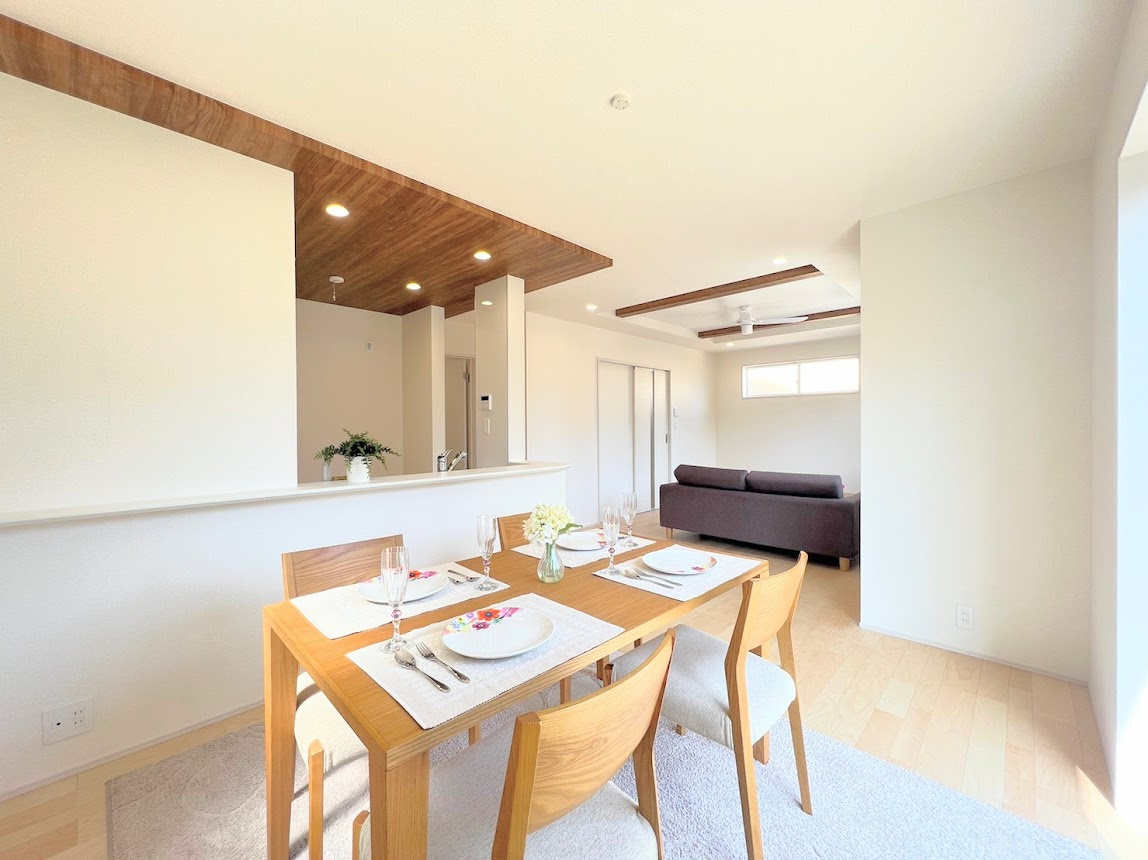 鎌倉市今泉台3丁目　新築戸建てのキッチン|［モデルハウス］◆リビングは一日中太陽の光が射し込みます。家族が集まる空間は、自然と笑顔が溢れます！(家具はイメージです)