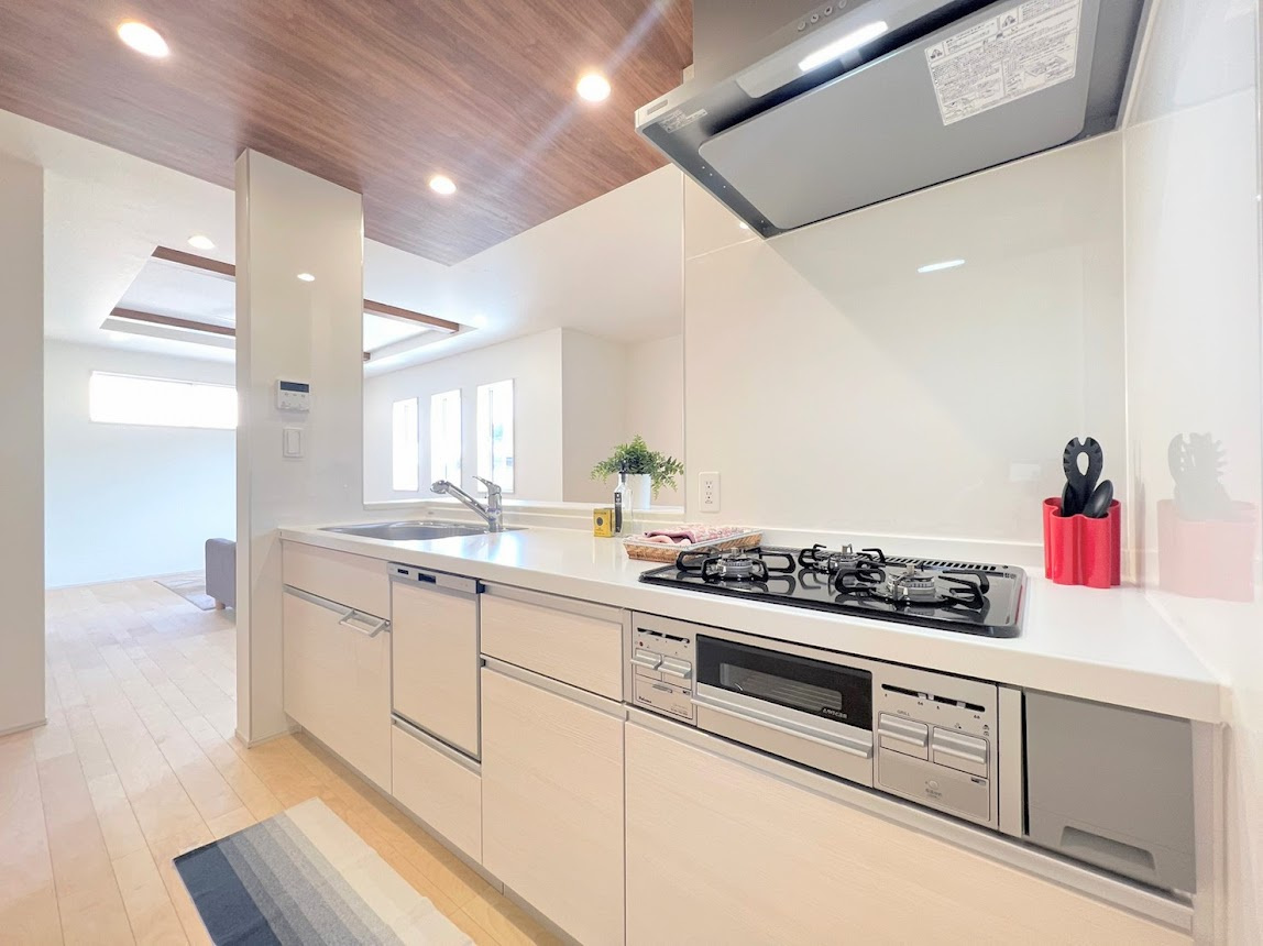 鎌倉市今泉台3丁目　新築戸建てのキッチン|［モデルハウス］◆キッチンからダイニングやリビングが見渡せるキッチン。料理をしながら家族とコミュニケーションをとれるだけでなく、大きな開放感も得られることができます。